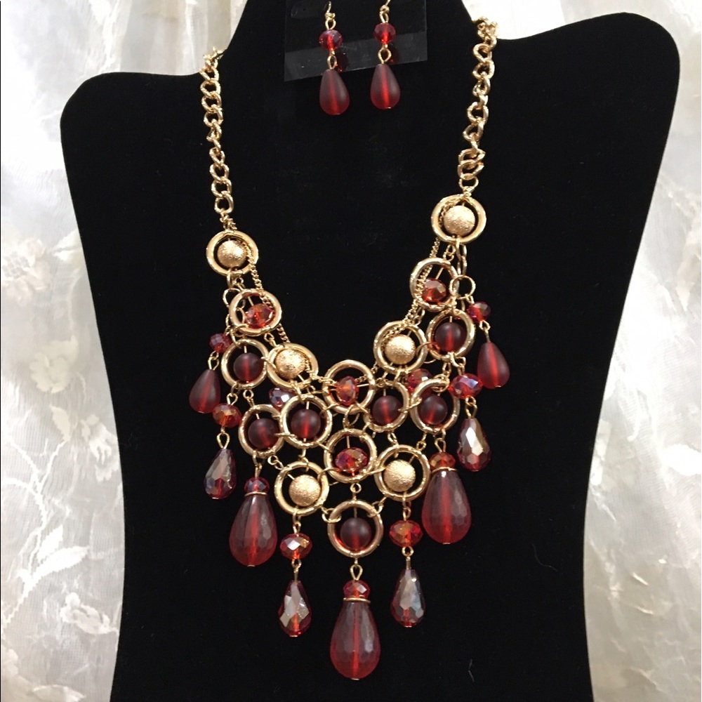 Beautiful Fire Crystal and Gold Necklace set. NWOT