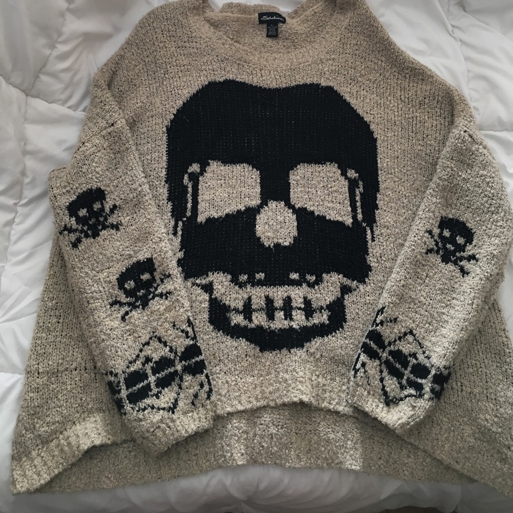 Knit sweater with skulls