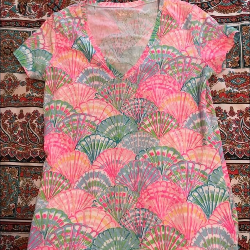 RARE Oh Shello V-Neck. Lilly Pulitzer