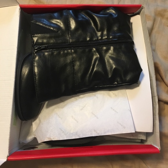 Black leather boots with heel - Picture 2 of 3