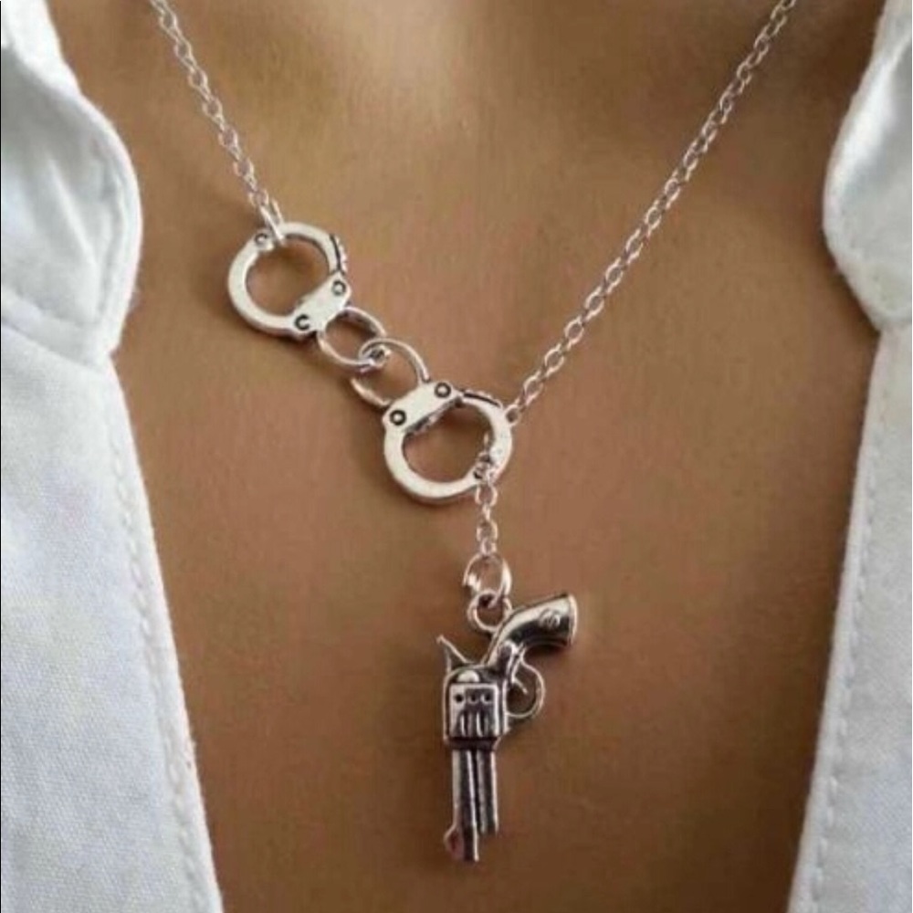 🌼 Gun drop charm necklace hand cuffs western