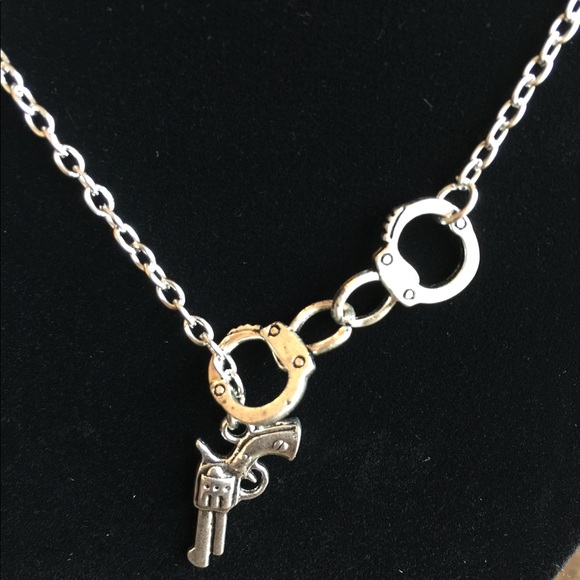 🌼 Gun drop charm necklace hand cuffs western - Picture 3 of 4