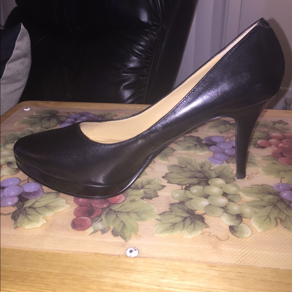 Size 8 1/2 Nine West shoe