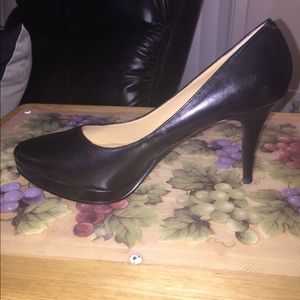 Size 8 1/2 Nine West shoe