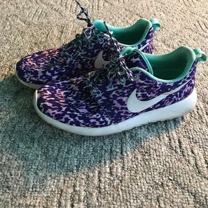 Women's size 9 Nike Roshes