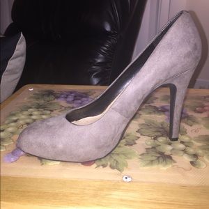 Jessica Simpson grey shoe