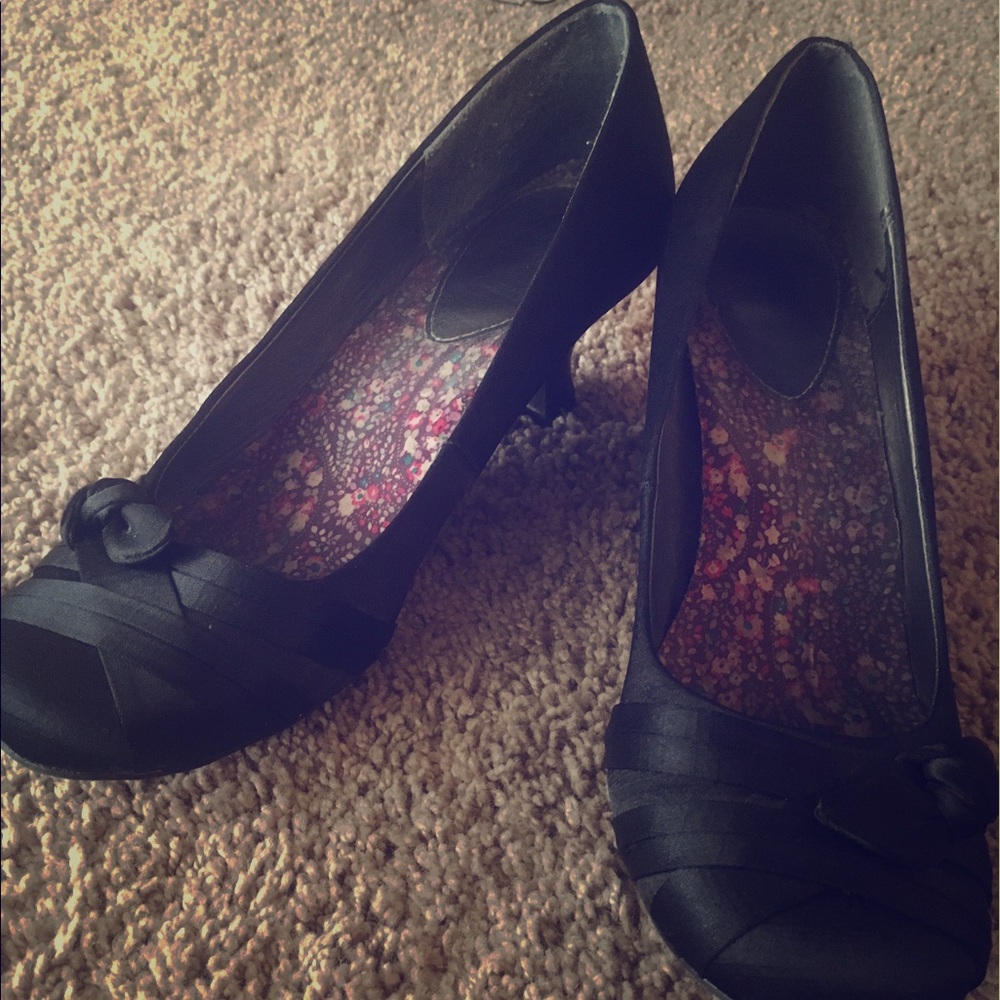 Kitten heel black shoes