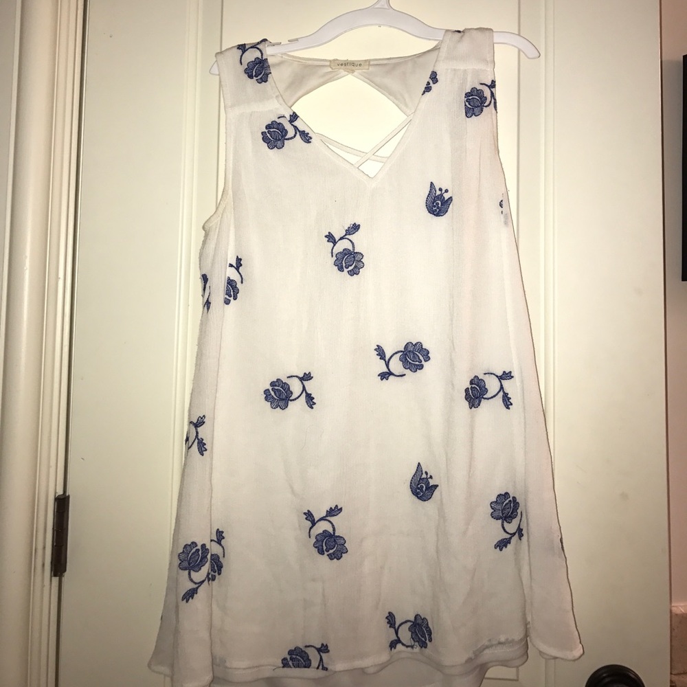 White dress Vestique