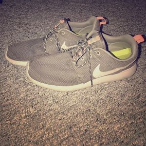 Women's Size 9 grey & light pink Roshes