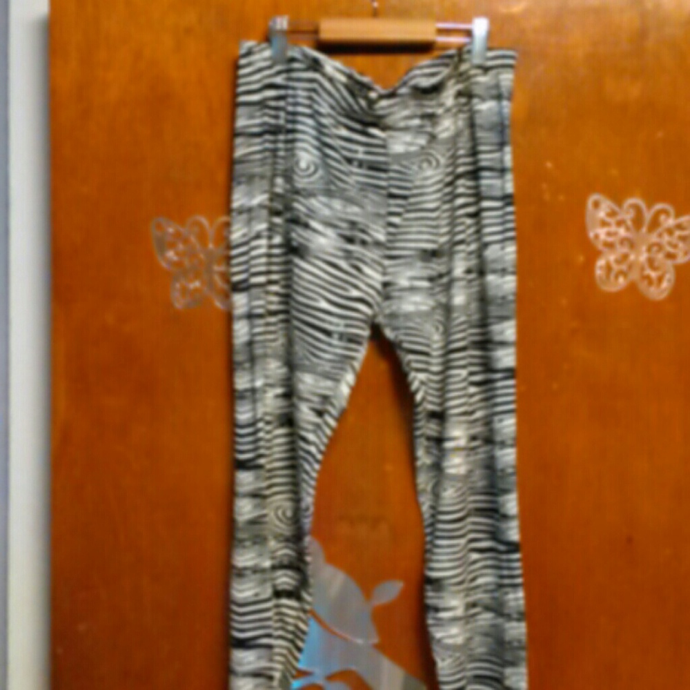 Ladies leggings. Black and beige design sz large