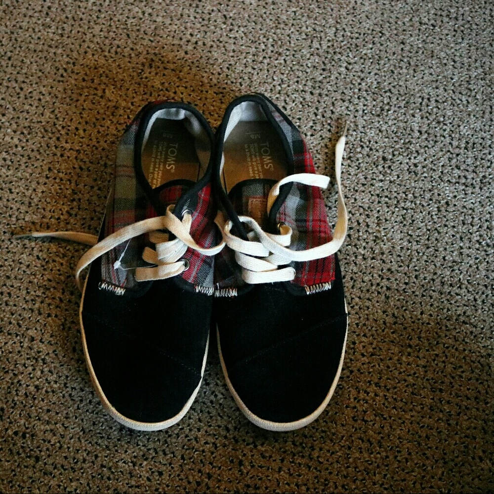 MOVING SALE! TOMS Men's Lace Up Sneaker Plaid