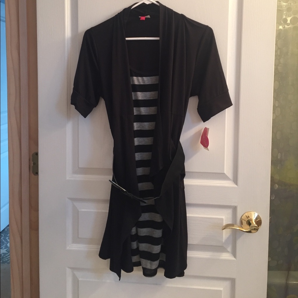 Cute dress with attached shall and belt!