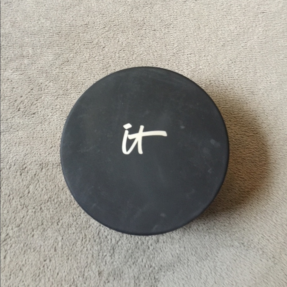it cosmetics bye bye pores translucent powder