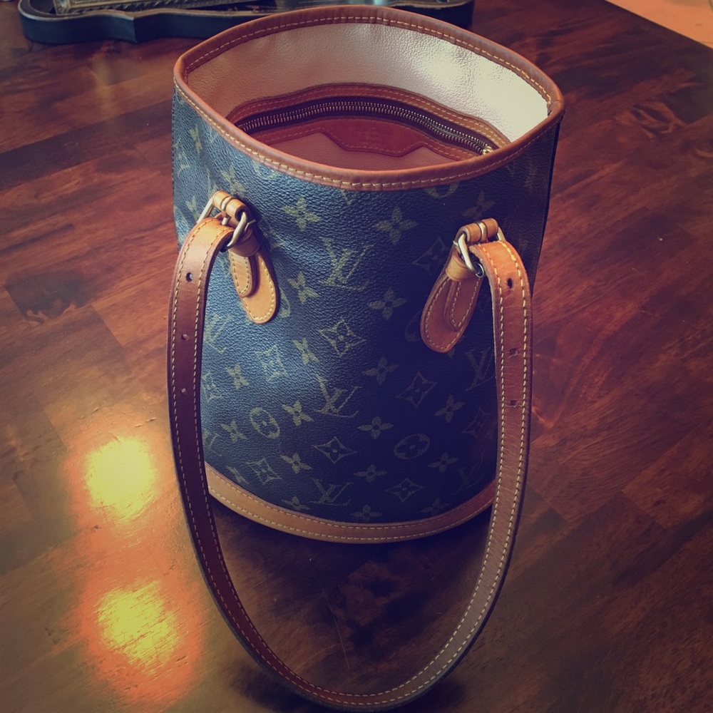 💯 Authentic 💯 Louis Vuitton Bucket PM