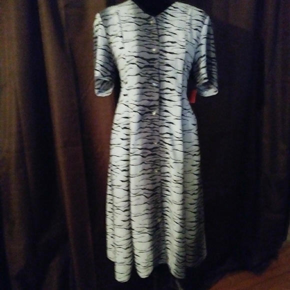 Dresses & Skirts - Chic Dress