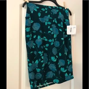 ✨✨Lularoe✨✨ NWT Cassie Medium