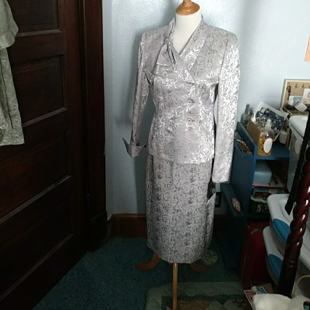 Ultra gorgeous 2-piece skirt suit set