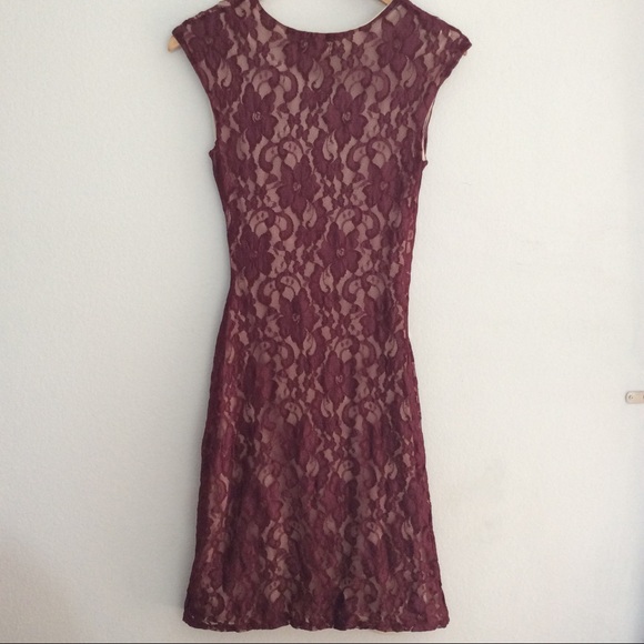 DONATING 9/4 Lace burgundy fitted lined dress - Picture 2 of 6
