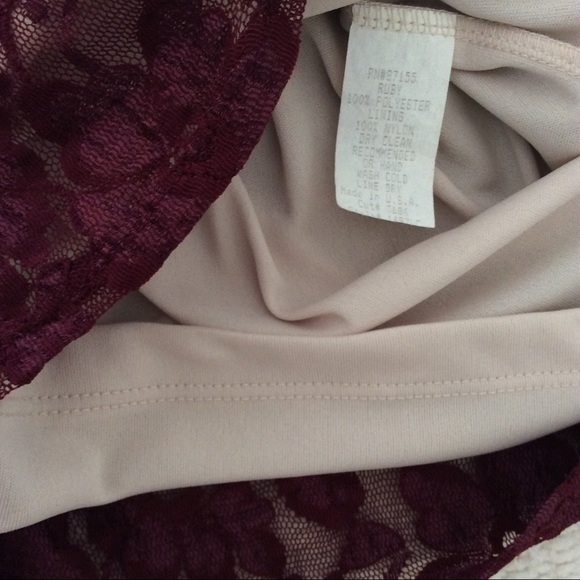 DONATING 9/4 Lace burgundy fitted lined dress - Picture 6 of 6