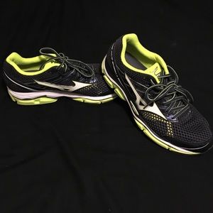Mizuno Wave Enigma 5 running shoes