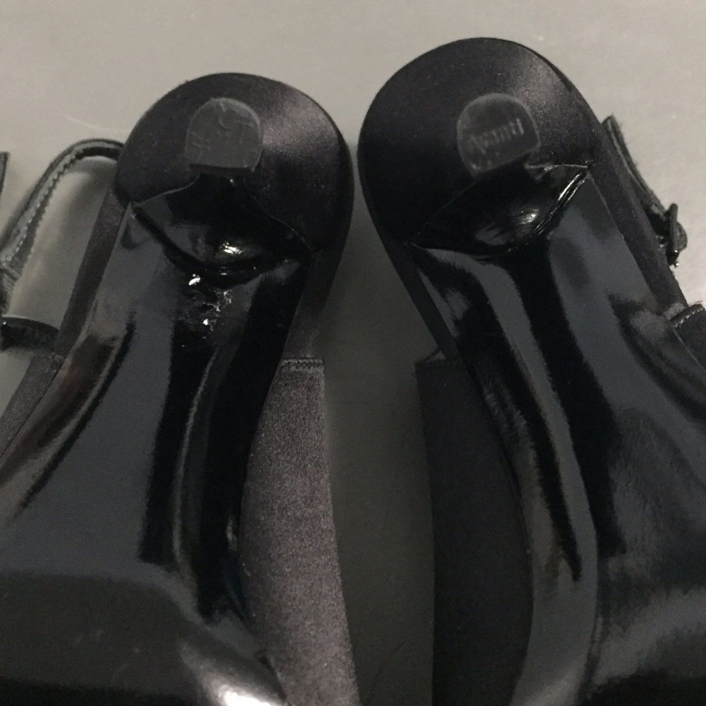 Stuart Weitzman women's heels w jewel detail - Picture 7 of 8