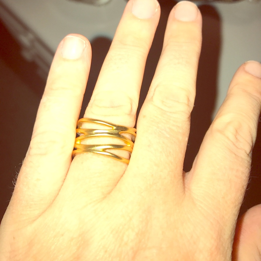 Gold band ring