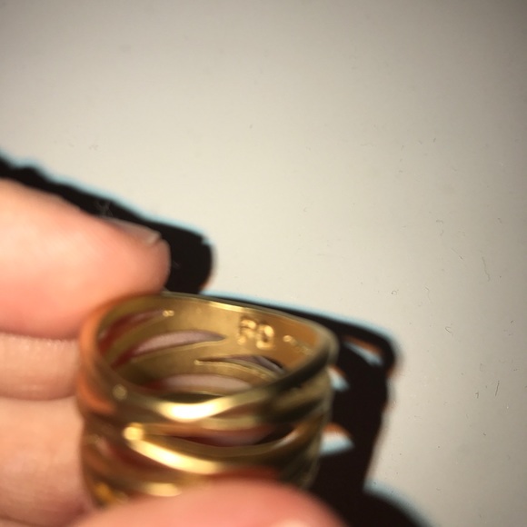 Gold band ring - Picture 3 of 3