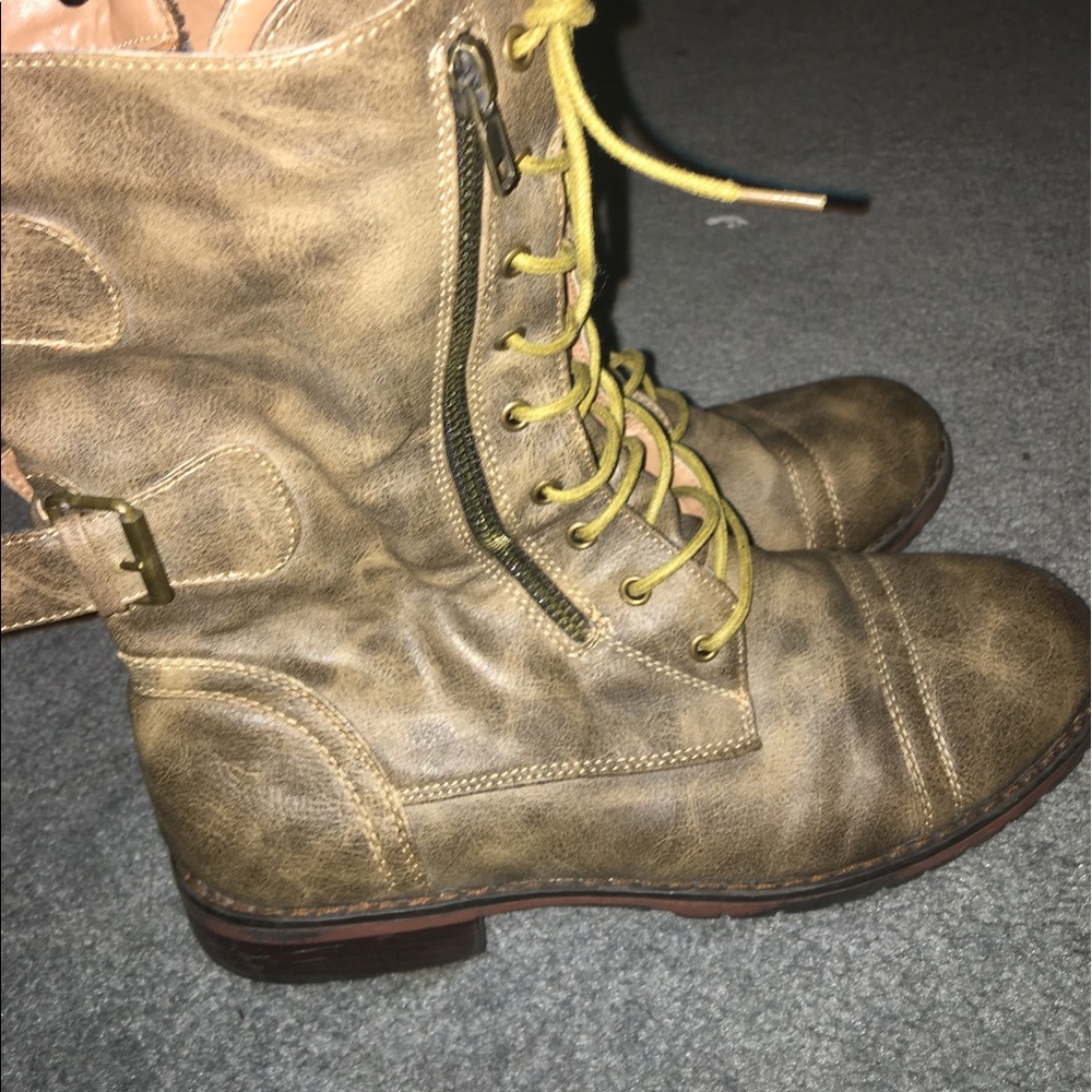 Combat boots
