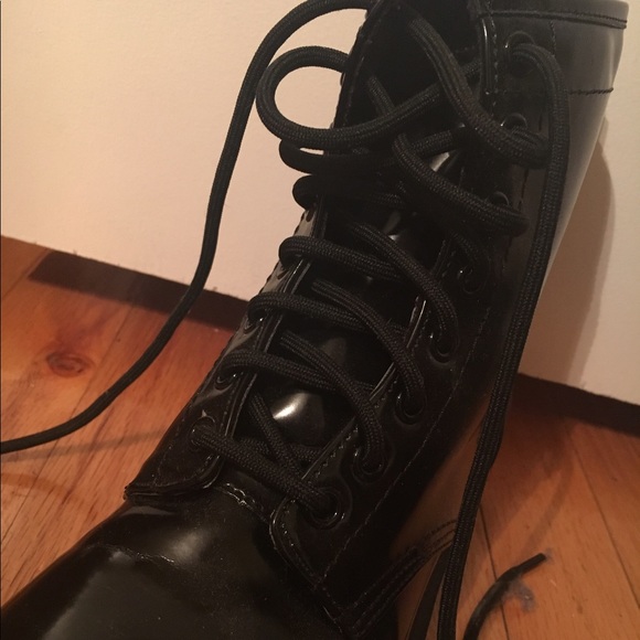 Women's Lace Up Boots - Picture 3 of 3