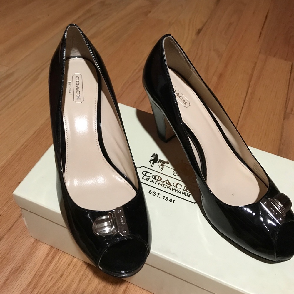 Coach elegant shoes with a low heel for comfort
