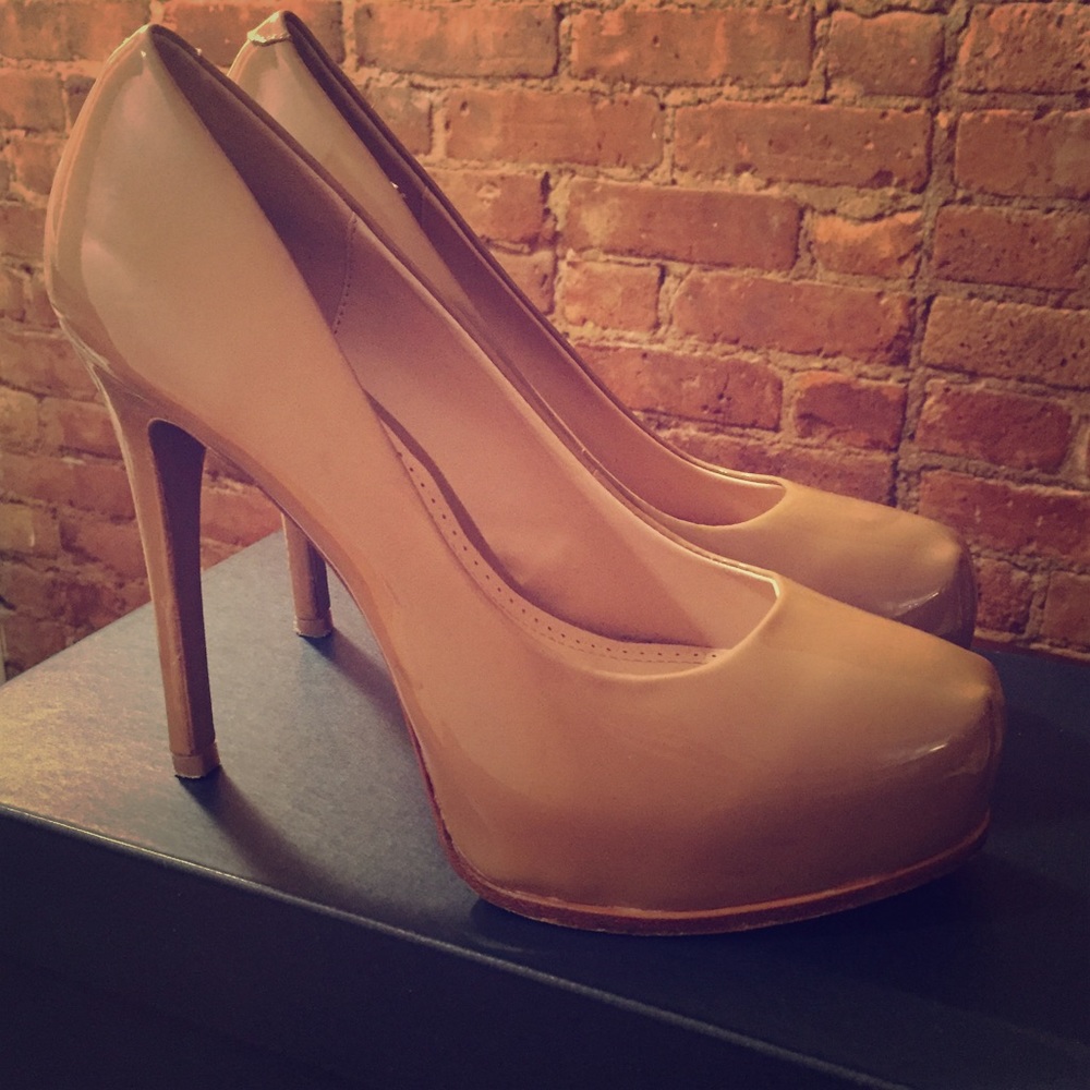 Pour la Victoire patent leather tan heels