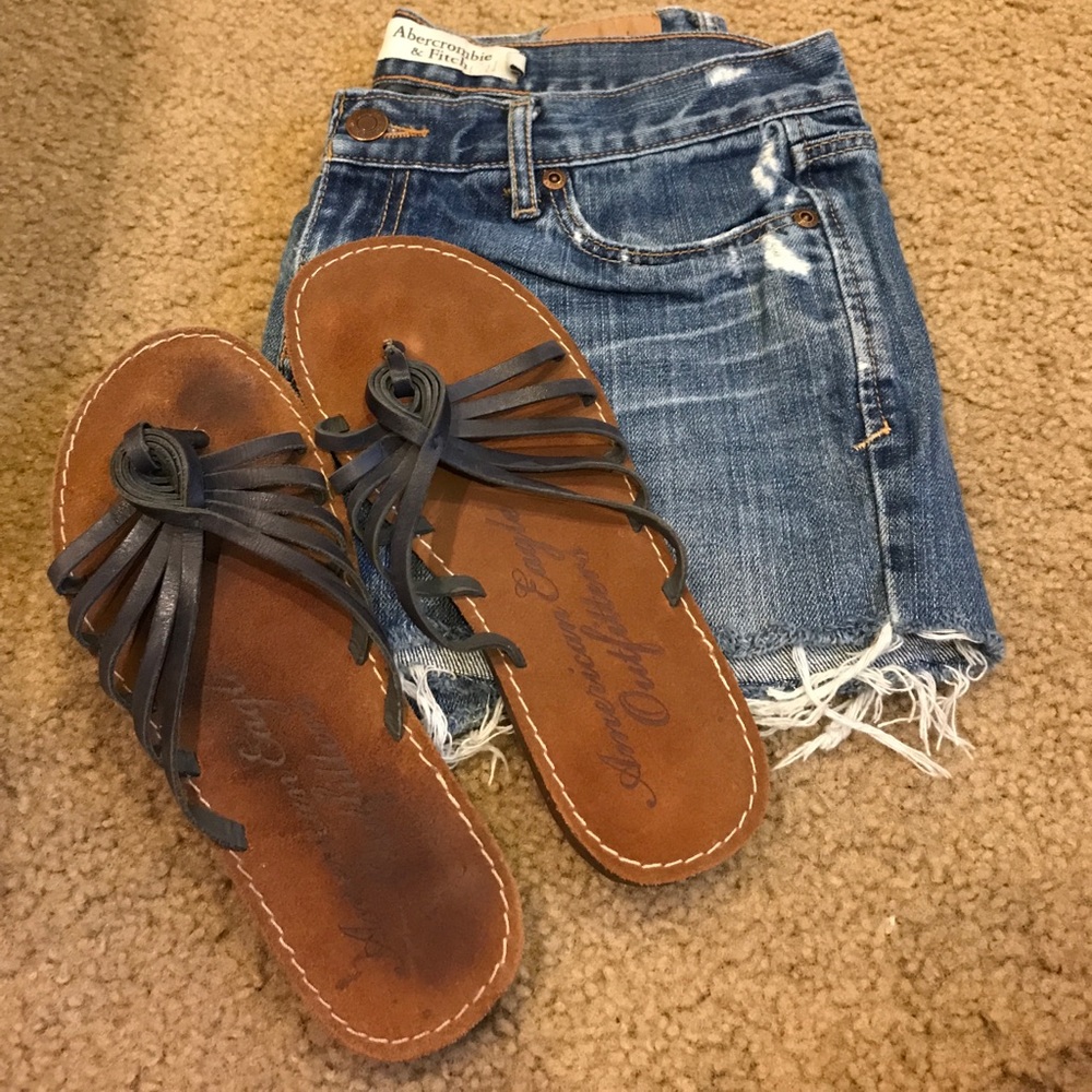 American Eagle flips flops with black leather