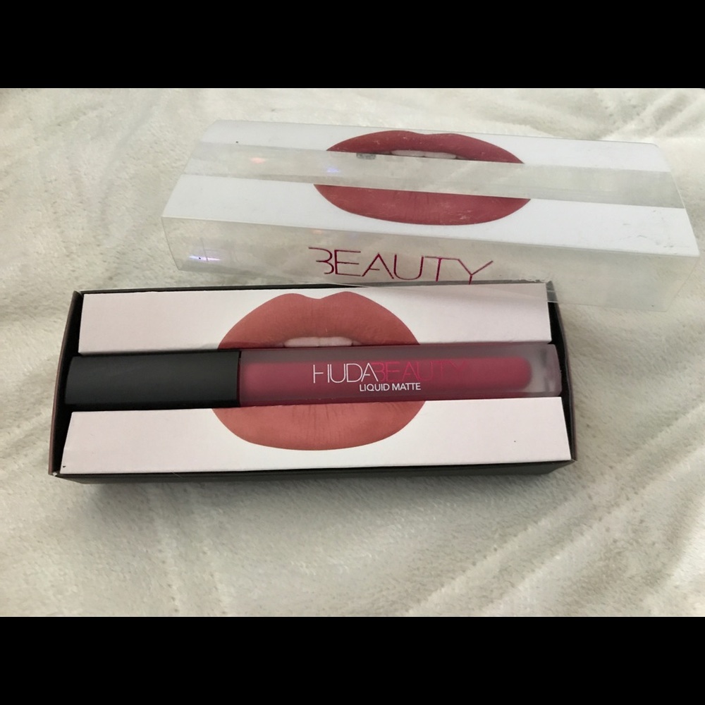 Huda Beauty Matte lipstick (trendsetter)