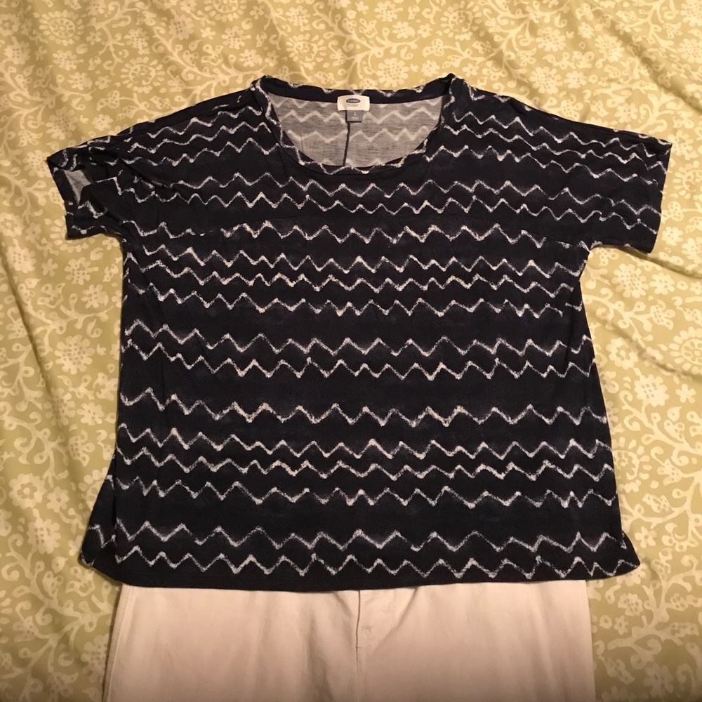 Cute old navy top navy and white