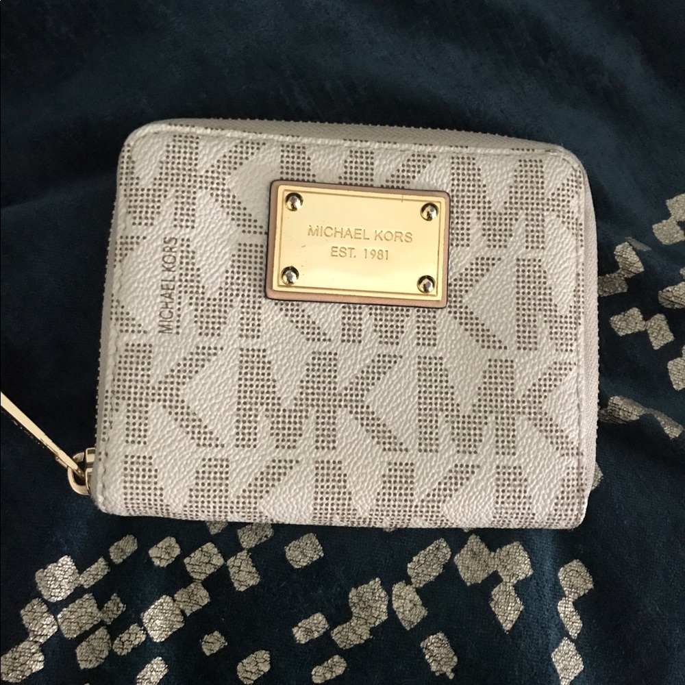 Michael Kors Zip Around Wallet