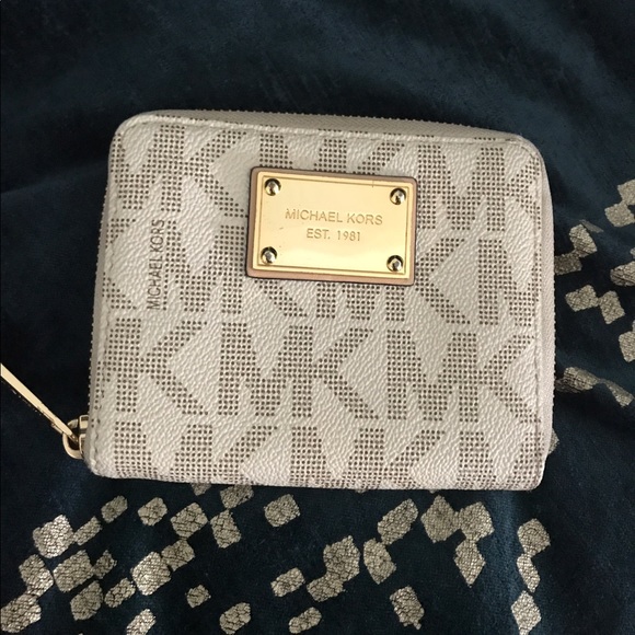 Michael Kors Zip Around Wallet - Picture 1 of 9