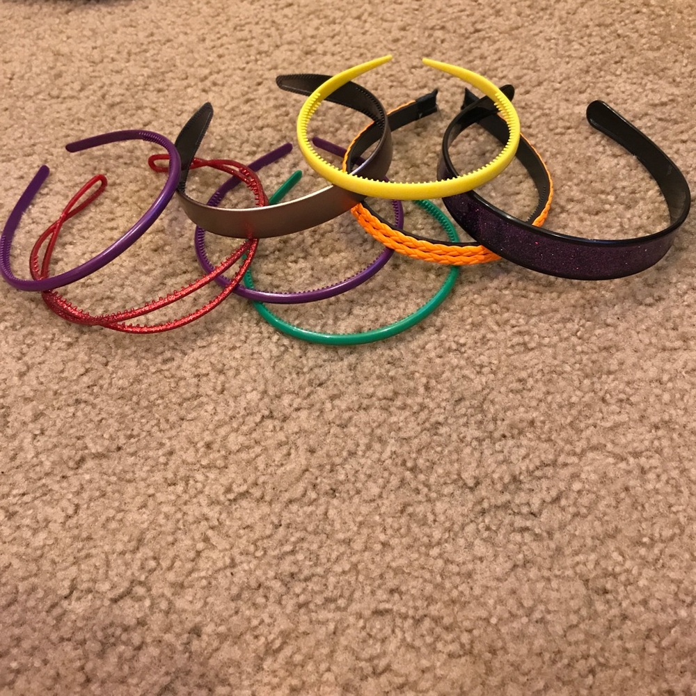 8 plastic headbands in various colors. Two glitter
