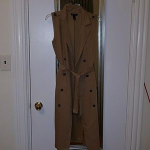 Camel sleveless long coat.