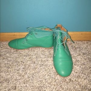 Green low top shoes