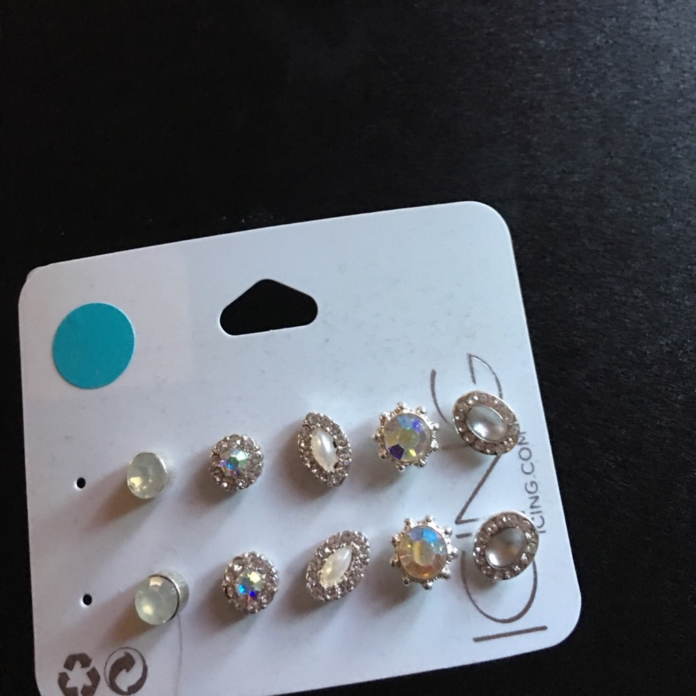Set of 6 earrings one missing