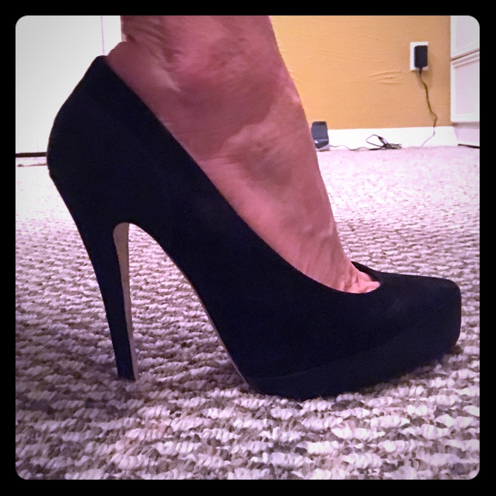 Colin Stuart Perfect Black Pumps