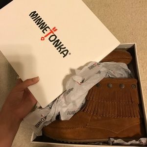 🆕Minnetonka double fringe side zip moccasins
