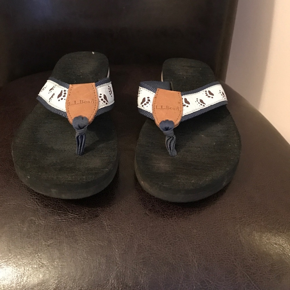LL BEAN size 6 dog paw flip flops
