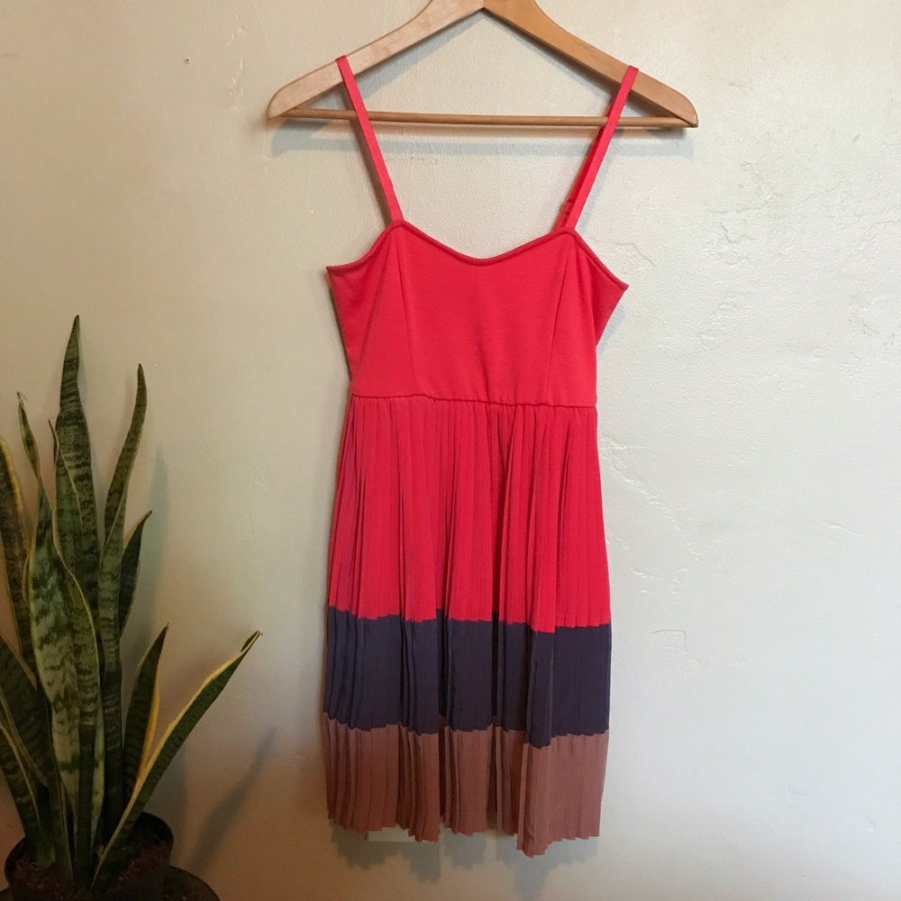Coral pleated dress by Solemio