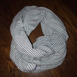 LULULEMON LIKE NEW Blue striped Vinsaya scarf