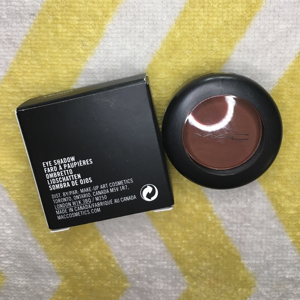 M•A•C Cosmetics A Little Folie Eyeshadow