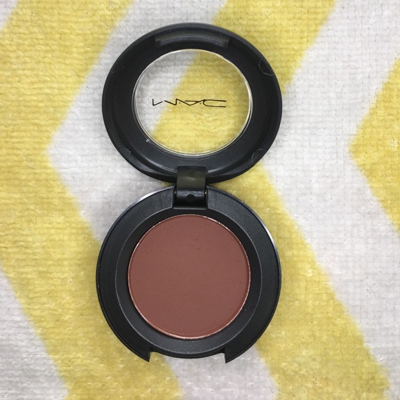 M•A•C Cosmetics A Little Folie Eyeshadow - Picture 2 of 3
