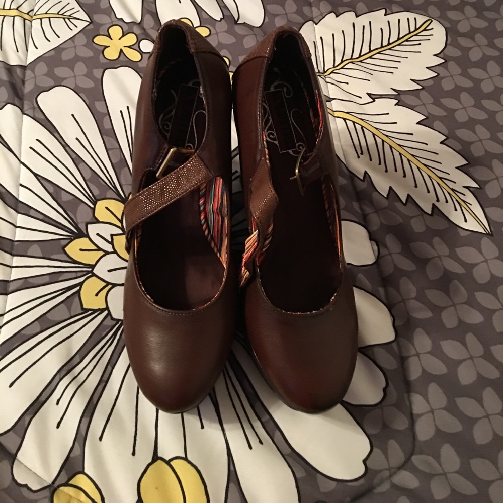 Closed toe wedges