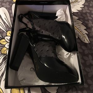 Round toe platform, with an open back heel