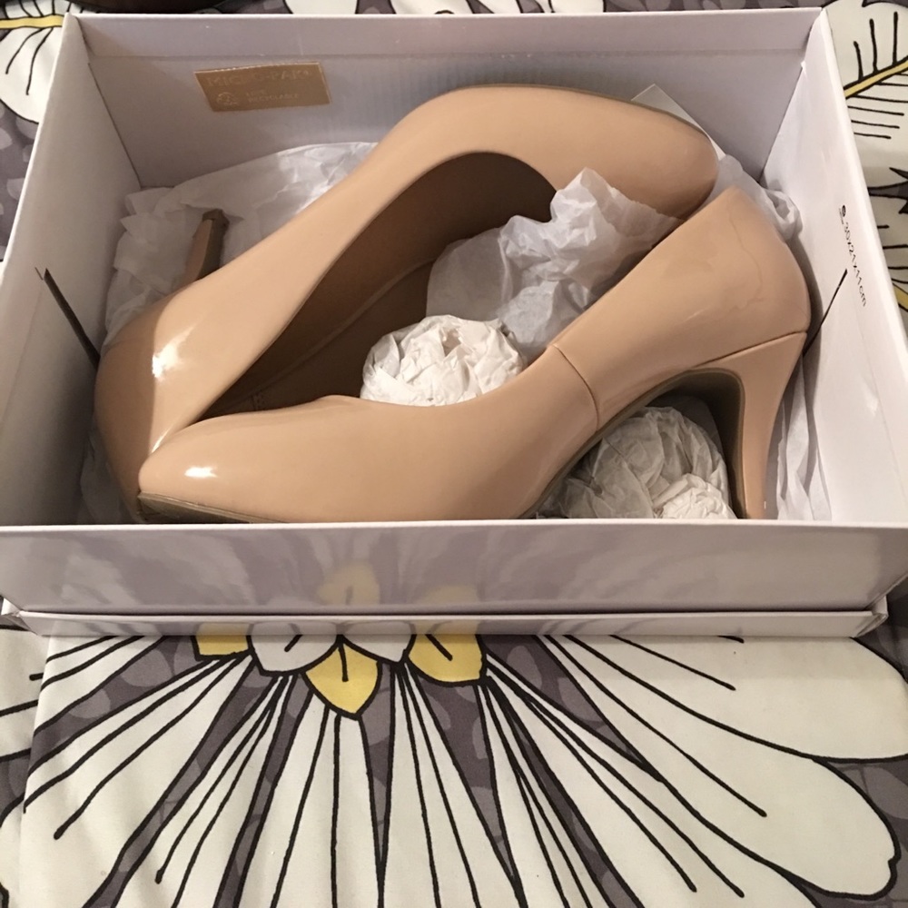 Beige round toe pumps